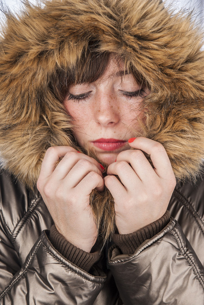 彼女自身を地球温暖化の冬のコートを着た少女 - 写真・画像