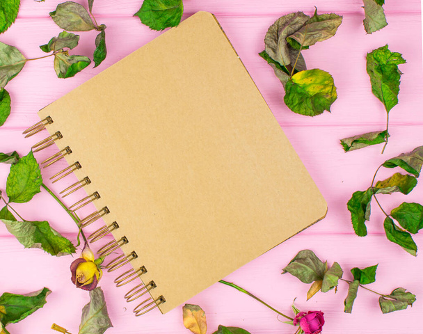 Sketchbook on a pink wooden background wit - Foto, afbeelding