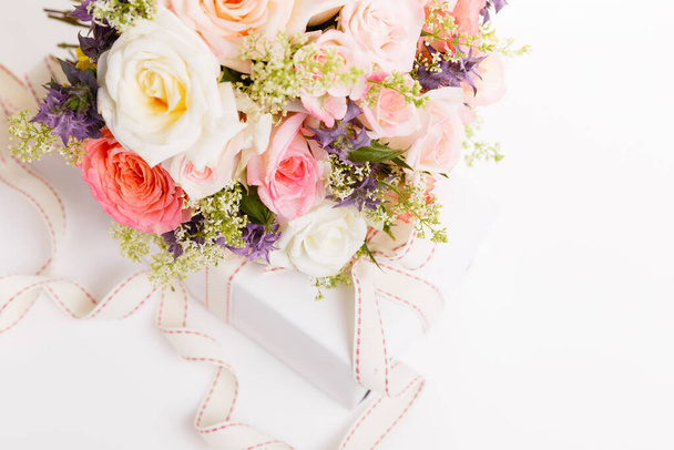 テーブルの上にリボンでピンクのバラの花や贈り物の繊細な花束. - 写真・画像