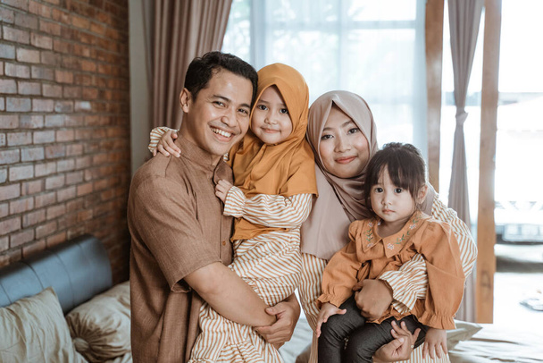 beautiful muslim family smiling - Foto, afbeelding
