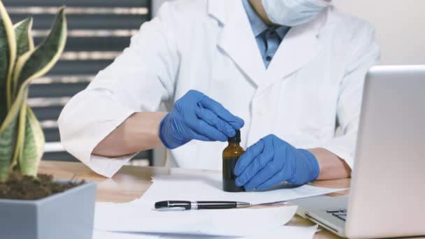 Scientist examining cannabis oil - Filmmaterial, Video