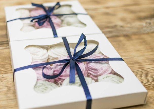 Marshmallow in a gift box on a wooden background. Sweet gift. - Valokuva, kuva