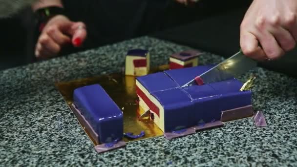 Женщина руки ножом ломтик на кусочки фиолетовый глазированный торт мусс с желе посредник
 - Кадры, видео