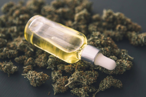 Олія конопель в піпетці, концепція марихуани конопель, CBD медична олія, макрос
, - Фото, зображення