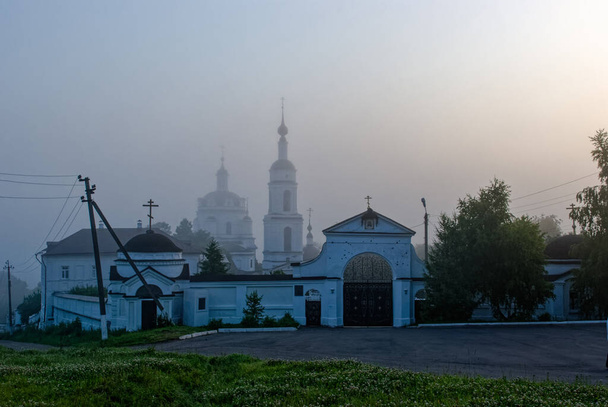 Kaluga Region, the city of Maloyaroslavets, Russia June 25, 2013: Chernoostrovsky monastery in honor of St. Nicholas. Monastery on the mountain Black Ostrog. Early foggy morning. - Foto, afbeelding