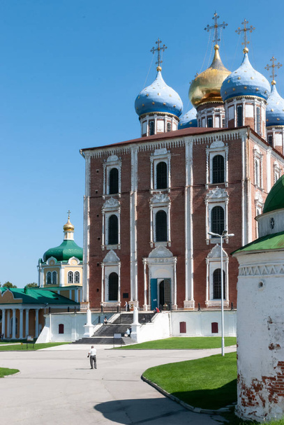 Ryazan, Russia, on August 9, 2013. Ryazan Kremlin. Assumption Cathedral of the 17th century, the Cathedral of the Ryazan Metropolitan of the Russian Orthodox Church and the city of Ryazan. Architect Jacob Bukhvostov. - Foto, imagen