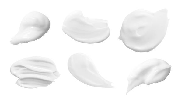 Λευκή κρέμα ομορφιάς, λεκέδες λοσιόν. Τα δείγματα καλλυντικής κρέμας απομονώνονται σε λευκό φόντο. Δείγμα μουτζούρας προϊόντος φροντίδας δέρματος. Κρέμα χεριών close up - Φωτογραφία, εικόνα