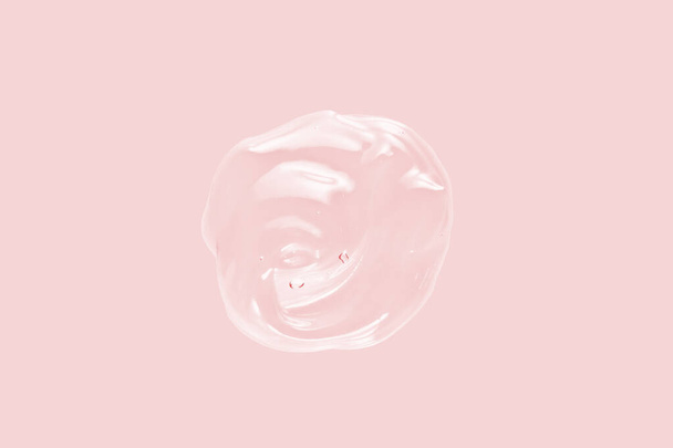 Сыворотка текстуры, прозрачный жидкий гель сгусток на розовом фоне. Косметические образцы для ухода за кожей. Средство для дезинфекции рук, образец геля для алкоголя
 - Фото, изображение