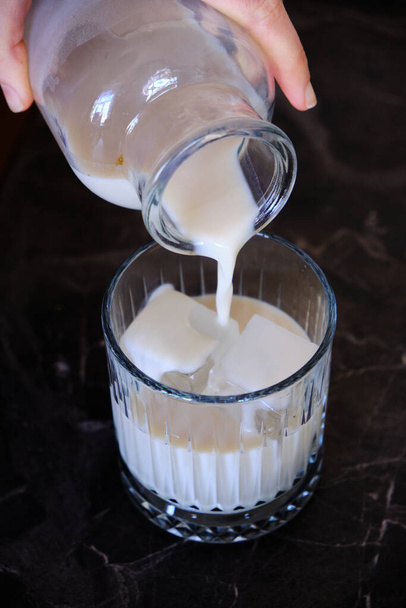 Ledová káva Dalgona, bičovaná módní korejská káva s kokosovým cukrem a sójovým mlékem. Vegan Dalgona Coffee. - Fotografie, Obrázek