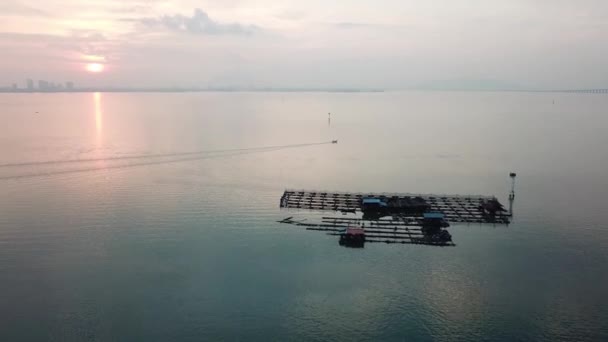 マレーシアのペナン州ジェルトンにある養殖場から海へ向かう船. - 映像、動画