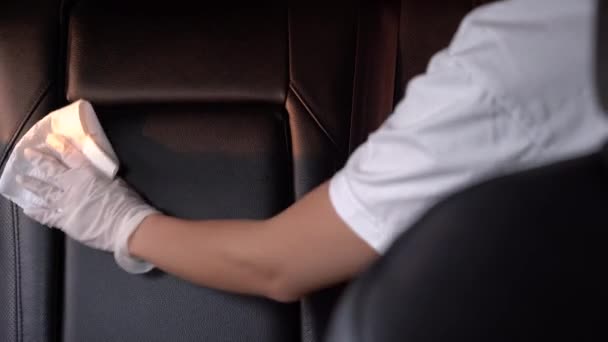 Samice čističe nosí bílé rukavice čistí kliku dveří auta, zabraňují šíření viru. Sprej setřít hluboký čistý znečištěný povrch uvnitř vozidla, západ slunce, dezinfikující koncept nový normální - Záběry, video