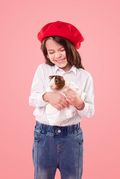 Kid girl having fun with her pet - Фото, изображение