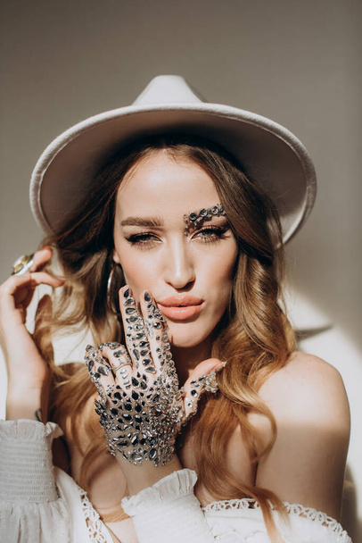 Model woman with hat and jewelry - Foto, afbeelding
