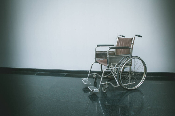 Pyörätuoli käytävällä
 - Valokuva, kuva