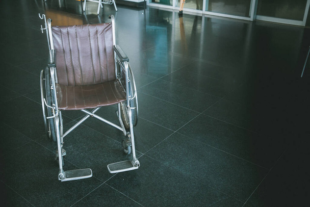 office chair with a wheelchair in the background - 写真・画像