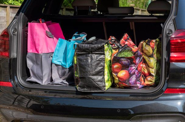 Hampshire,England, UK. 2020. Shopping bags and the weekly shop in boot of a car. - Zdjęcie, obraz