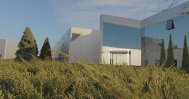 Здание современной фабрики, экстерьер современного офиса или заводского здания
 - Кадры, видео