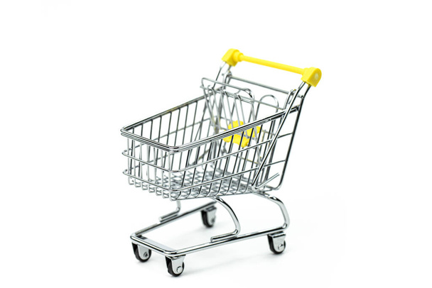 Boş süpermarket arabası - tüketim ve tüketim toplumunun sembolü - Fotoğraf, Görsel