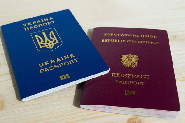 Passaporto di Austria e Ucraina. Cambiamento di cittadinanza. Migrazione
. - Foto, immagini