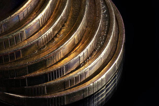 Close-up Pilha de moedas. Conceito de poupar dinheiro
. - Foto, Imagem