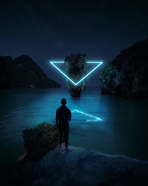 Mundo Imaginário - Andarilho em pé sobre uma rocha em um mundo estrangeiro futurista e assistindo a um triângulo de néon iluminado nas imaginações - Ao Phang Nga National Park Em Phuket, Tailândia
 - Foto, Imagem