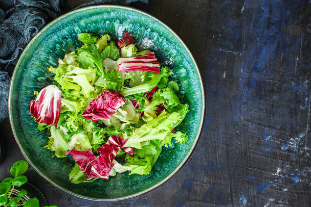 Zdravý salát, listy míchané salát (mix mikrozeleně, zeleninová šťavnatá svačinka). jídlo pozadí - Obrázek, kopírovat prostor pro text keto nebo paleo strava - Fotografie, Obrázek
