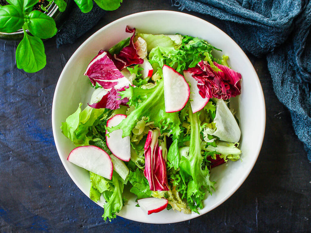 Terveellinen salaatti, lehdet sekoittavat salaattia (sekoita mikro-vihanneksia, vihannesten mehukasta välipalaa). ruoka tausta - Kuva, kopioi tilaa tekstin keto tai paleo ruokavalio
 - Valokuva, kuva