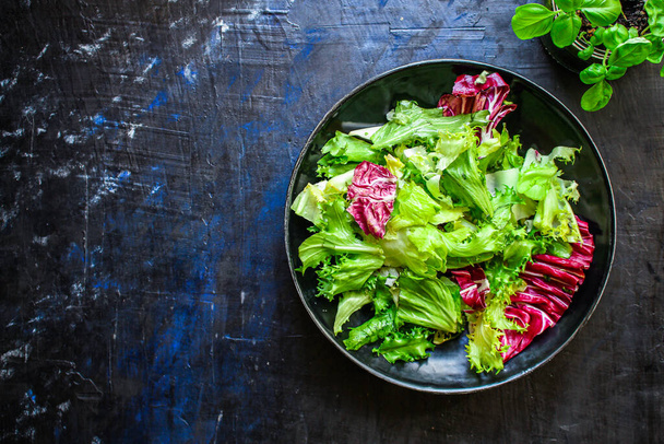 Sağlıklı salata, yapraklar karışık salata (mikro yeşiller, sebze sulu atıştırmalıklar). yiyecek arkaplanı - Resim, metin keto veya paleo diyeti için kopyalama alanı - Fotoğraf, Görsel