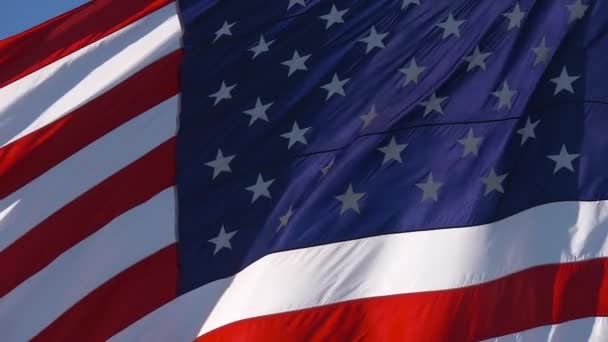 Close-up van de Amerikaanse vlag zwaaien, slow motion - Video