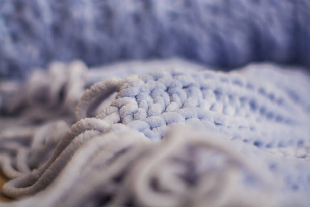 Πλαίσιο ή υφή του μπλε χειροποίητα πλεκτά καρό και μαξιλάρια σε ζεστό φθινόπωρο ή το χειμώνα στο σπίτι. - Φωτογραφία, εικόνα