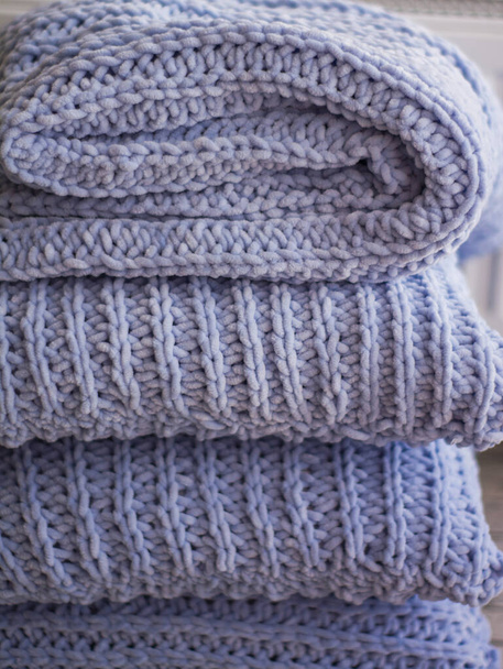 Fond ou texture de plaid bleu tricoté à la main et oreillers dans la maison d'automne ou d'hiver confortable
. - Photo, image