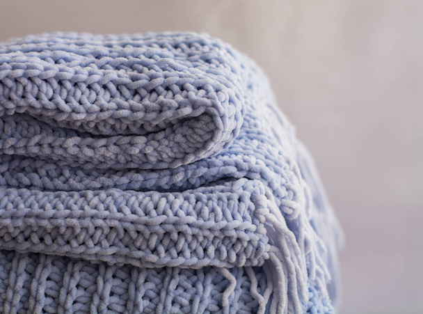 Πλαίσιο ή υφή του μπλε χειροποίητα πλεκτά καρό και μαξιλάρια σε ζεστό φθινόπωρο ή το χειμώνα στο σπίτι. - Φωτογραφία, εικόνα