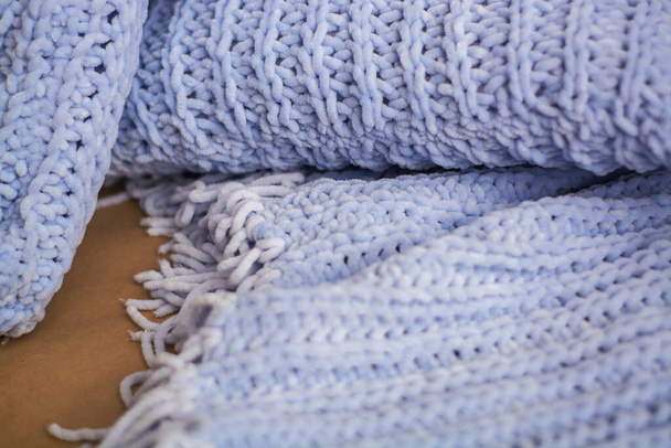 Fond ou texture de plaid bleu tricoté à la main et oreillers dans la maison d'automne ou d'hiver confortable
. - Photo, image