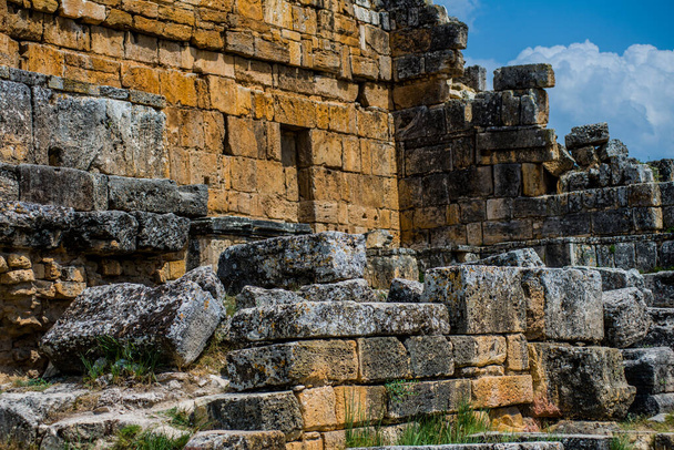 hiyerapolis, antik tiyatro ve tüm antik dünya, taşlar ve gökyüzü - Fotoğraf, Görsel