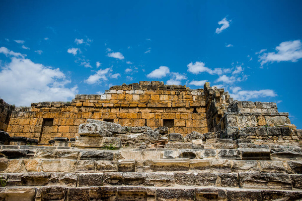 Hierapolis, das antike Theater und die ganze Welt der Antike, Steine und Himmel - Foto, Bild