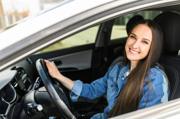 A young woman is driving a car - Zdjęcie, obraz