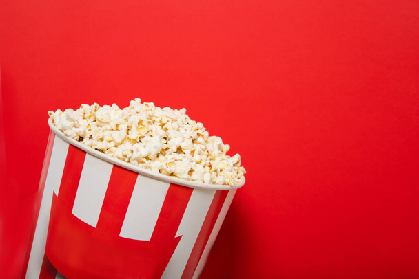 Popcorn auf rotem Hintergrund. Platz für Text - Foto, Bild