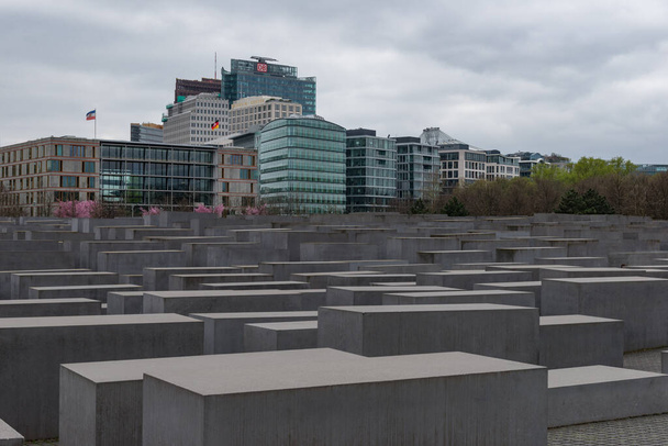 ドイツ・ベルリン- 2017年4月3日：ベルリンでのヨーロッパのユダヤ人殺害記念碑. - 写真・画像