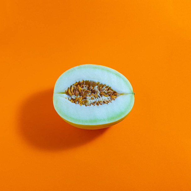 Melón fresco aislado sobre fondo naranja, vista superior, foto conceptual
. - Foto, imagen