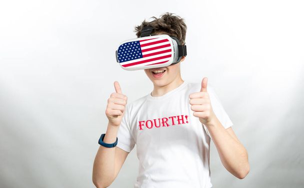 Emozioni di un giovane nel giorno dell'indipendenza americana. Orgoglio in campagna. Mondo virtuale. Foto in colori al neon
. - Foto, immagini