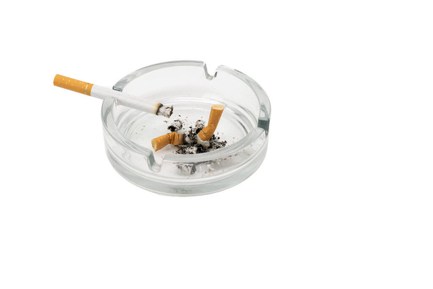 Sigaretta e posacenere isolati su sfondo bianco
 - Foto, immagini