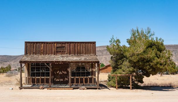 Antiguo edificio de vaqueros del oeste salvaje cerca de Joshúa Tree en el sur de California - Foto, Imagen