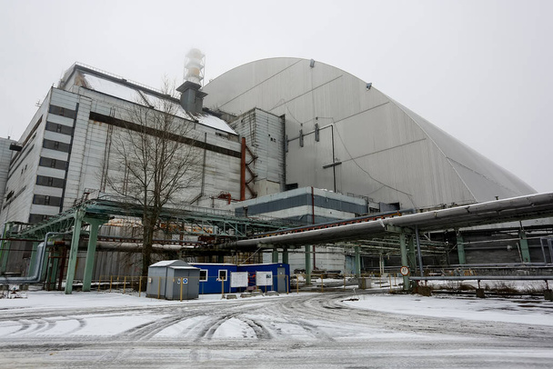 A 4-es reaktor és a csernobili atomerőmű régi szarkofágjának maradványai feletti új biztonságos elszigetelés. 2016. december - Fotó, kép