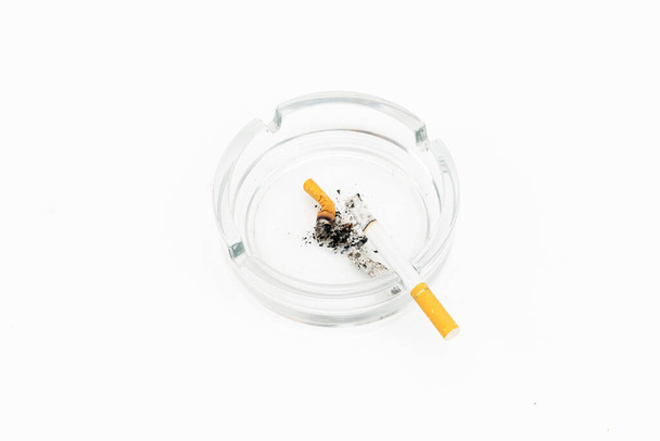 Cigaretta és hamutartó izolált fehér háttérrel - Fotó, kép