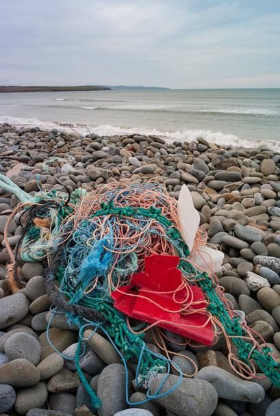 Vecchie reti da pesca e rifiuti di plastica portati a riva sulla costa occidentale dell'Irlanda - Foto, immagini