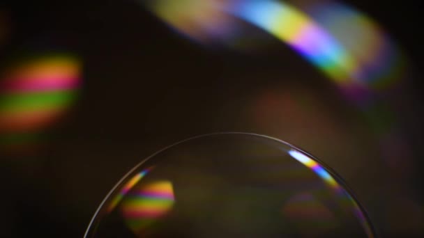Seifenblasen. Die Farben des gesamten Spektrums werden auf der Oberfläche der Blasen gemischt. Makroaufnahme. - Filmmaterial, Video