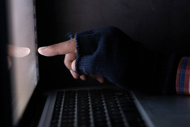 χέρι χάκερ δείχνοντας δάχτυλο στην οθόνη του φορητού υπολογιστή  - Φωτογραφία, εικόνα
