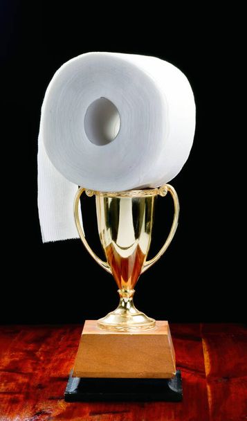 Son rulo altın ödüllü tuvalet kağıdı ödülü. - Fotoğraf, Görsel