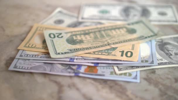 Americké papírové peníze různých nominálních hodnot pomalu padají na mramorovou podlahu. Zpomalené video. - Záběry, video