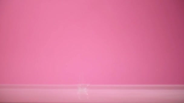 gotas de água em um fundo rosa - Filmagem, Vídeo